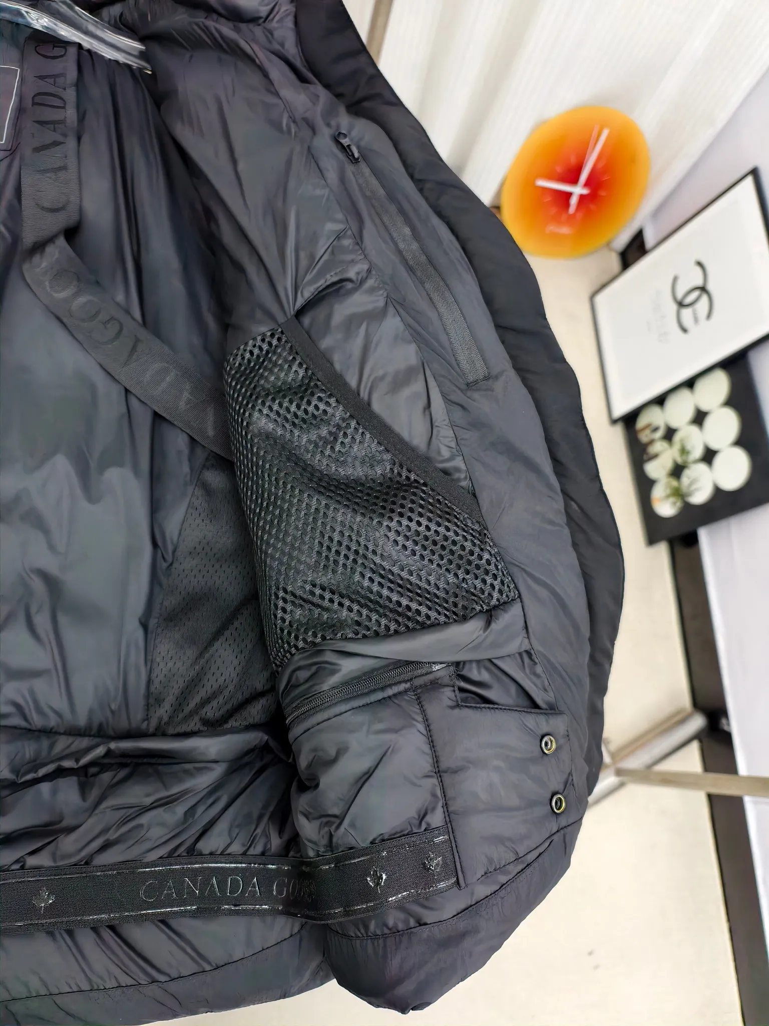 P880 Big Goose Ouyang Nana Second Generation (higher version) Canada goose Canada Goose Black Label Down Jacket A must-have in the outerwear world, the Big Goose Black Label down jacket! The latest designer styles! The goose down jacket has always been a popular element of fashion and is loved by experts from all walks of life! Fashionable hooded cut, high-end customer-supplied fine goose down, high resilience, smooth zipper, strong and firm. Pockets on both sides can store small items, free your hands, and you can go out without worries. It can also meet the need of putting your hands in your pockets👏👏Produced by Big Goose, it can be used as a group uniform by many celebrities. This down jacket uses a double-layer anti-down lining design, which has strong windproof performance and will be very warm in winter! Newly labeled white duck down filling, high fluffiness, windproof hooded design. When walking outdoors, pull the collar to the highest position, put your hands in the pockets and it will be very warm. It can be easily controlled by all body types! The interior is equipped with an elastic snow skirt design for better wrapping. The simple and neat style design highlights the masculine temperament. The impeccable style is classic and never goes out of style. It is warm and practical, and it is versatile! You can enter with your eyes closed!  Color: Black Khaki Size: XS-XXL
